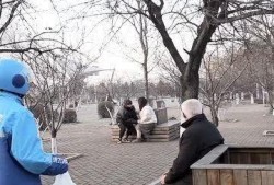 公园里吃瓜视频,吃瓜群众欢乐多