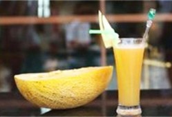 吃哈密瓜炸成汁喝的视频,口感独特，营养满分