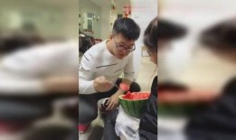 喝醉吃贝贝瓜原视频,揭秘喝醉吃贝贝瓜的趣味瞬间