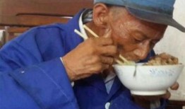 成都大爷吃瓜视频,街头美食引发全民热议