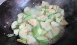 幼儿能否吃茭瓜炒肉呢视频,幼儿适宜食用茭瓜炒肉吗？营养专家解答