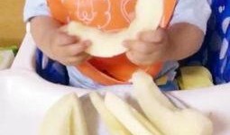 小盆友吃瓜的视频,萌态十足引网友热议