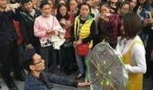 求婚现场吃瓜群众视频,浪漫求婚瞬间，围观群众见证甜蜜时刻