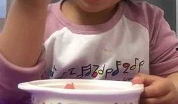 宝宝吃瓜文案搞笑版视频,萌态十足萌化人心