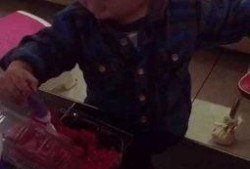 小盆友吃瓜的视频,萌态十足引网友热议