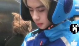 外卖小哥点开视频吃瓜