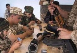 云南大妈吃瓜看打仗视频,见证时代风云