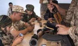 云南大妈吃瓜看打仗视频,见证时代风云