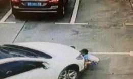 停车场贴脸吃瓜视频,这瓜怎么这么香？