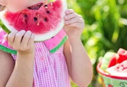 给孩子吃瓜的视频,亲子共赏甜蜜瓜果时光