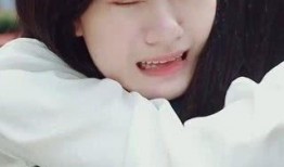 吃瓜学妹跟男朋友打视频,甜蜜瞬间曝光