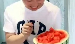 喂老婆吃瓜视频,喂老婆吃瓜，温馨互动传递爱意