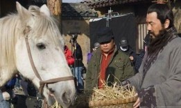 云南大妈吃瓜看打仗视频,见证时代风云