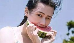 维族女孩儿吃瓜视频播放,展现民族风情与美食魅力