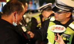 民众围观吃瓜警察视频,民众视角下的警察执法瞬间