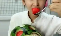 女生开心吃瓜视频