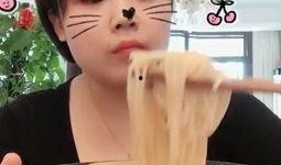 广西柳州女子吃瓜视频,一场街头美食的视觉盛宴