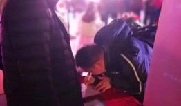 帅哥地摊吃瓜视频,帅哥与瓜果的甜蜜邂逅