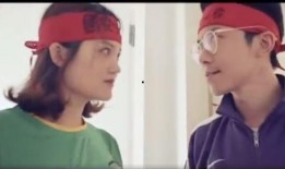 甜妹吃瓜看帅哥的视频,偶遇帅气男星，甜蜜互动引网友热议