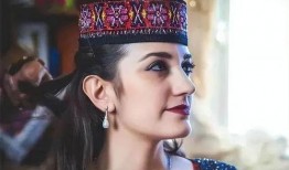 维族女孩儿吃瓜视频播放,展现民族风情与美食魅力