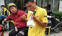 外卖小哥点开视频吃瓜