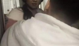 某女子看直播吃瓜视频