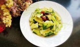 小瓜还可以凉拌吃吗视频,小瓜凉拌新吃法，视频教你轻松制作