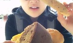 远哥吃蓝瓜饼视频,美味与挑战并存！