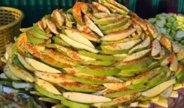 云南傈僳小伙吃瓜视频,展现民族风情与生活趣味