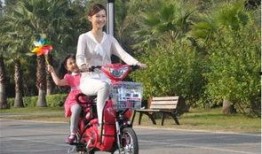 电瓶车情侣吃瓜视频,甜蜜瞬间引发网友热议