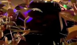 马路人围观吃瓜视频,现场热闹非凡