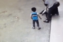 吃瓜 被暴打的女人视频,吃瓜群众目睹女子被暴打，社会呼吁关注网络暴力现象