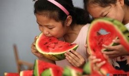 拍小孩吃瓜视频,捕捉孩子吃瓜的欢乐瞬间