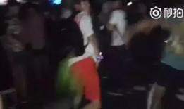 打架观众吃瓜事件视频,打架观众吃瓜事件，现场视频引发网友热议