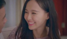 甜妹吃瓜看帅哥的视频,偶遇帅气男星，甜蜜互动引网友热议