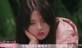 女生开心吃瓜视频